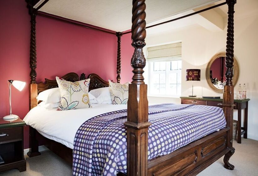 スーペリアールーム, The Bear Of Rodborough