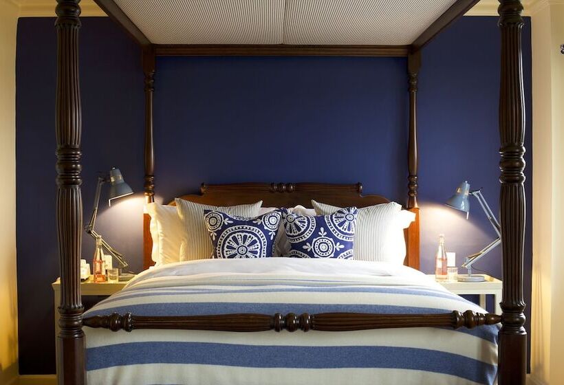 スーペリアールーム, The Bear Of Rodborough