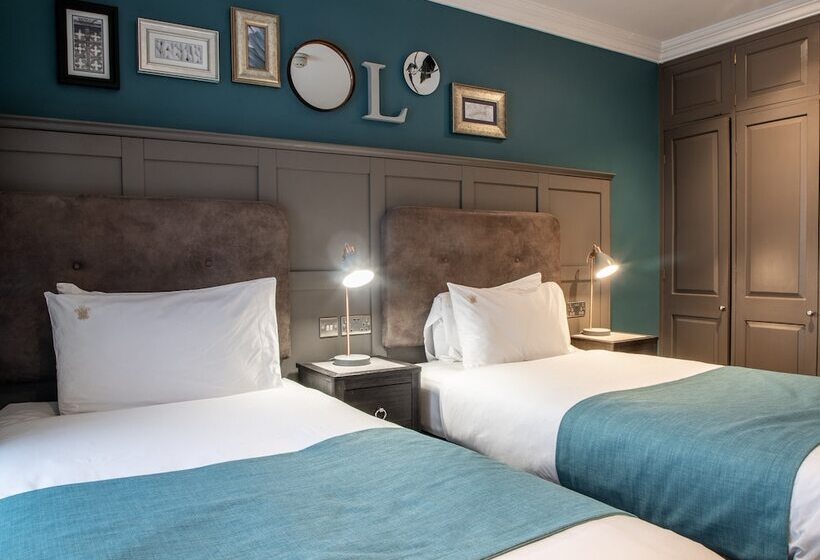 חדר דלוקס, The Feathers