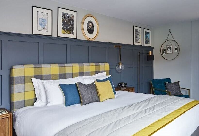 חדר דלוקס, The Feathers