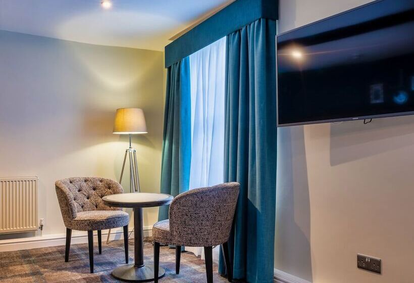 חדר דלוקס, The Feathers