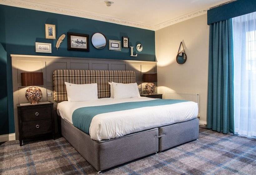 חדר דלוקס, The Feathers