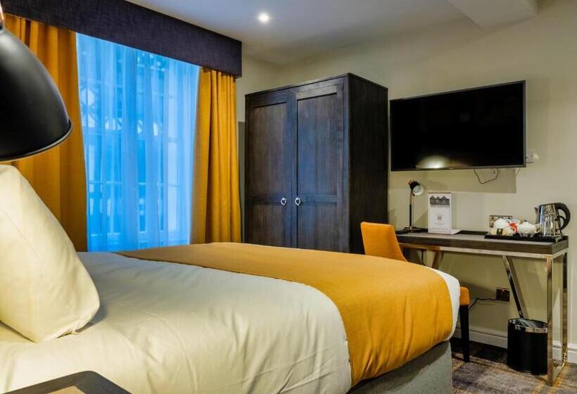 חדר בסיסי, The Feathers