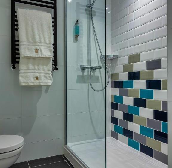 חדר סטנדרט, The Feathers