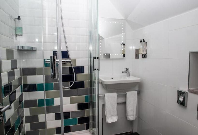 חדר סטנדרט, The Feathers