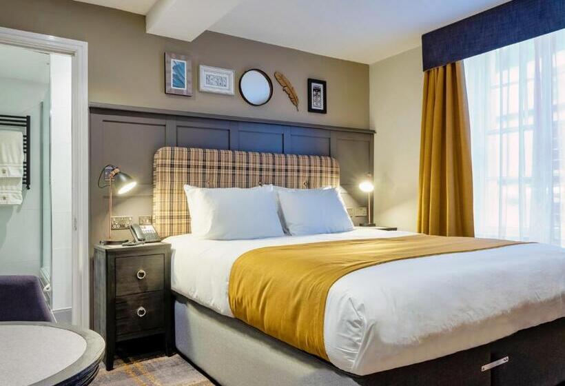 חדר סטנדרט, The Feathers