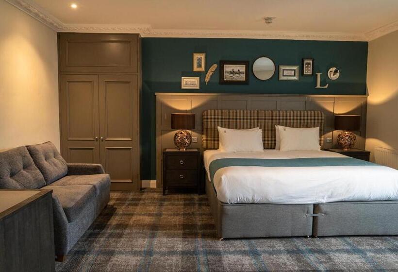 מיטת קינג בסוויטה, The Feathers