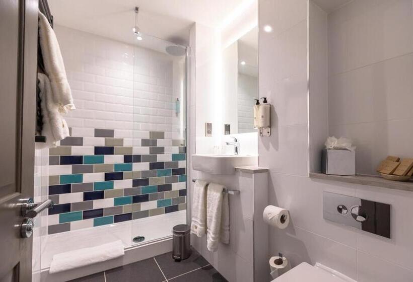 חדר דלוקס, The Feathers