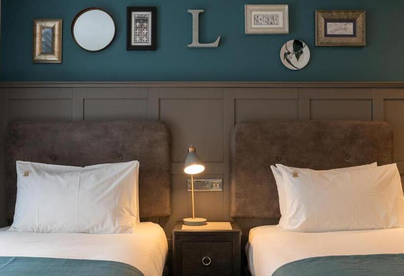 חדר דלוקס, The Feathers