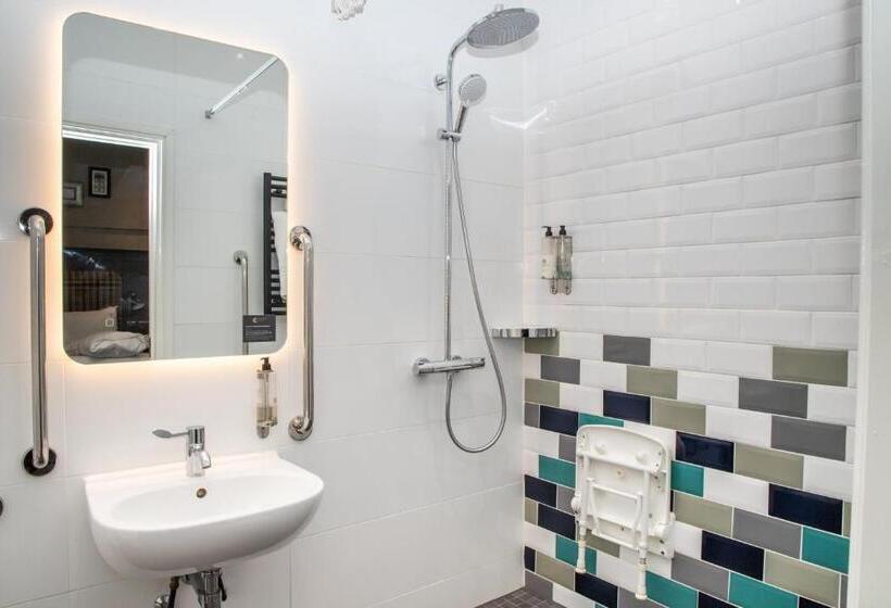 חדר סטנדרט מותאם לאדם עם מוגבלויות, The Feathers