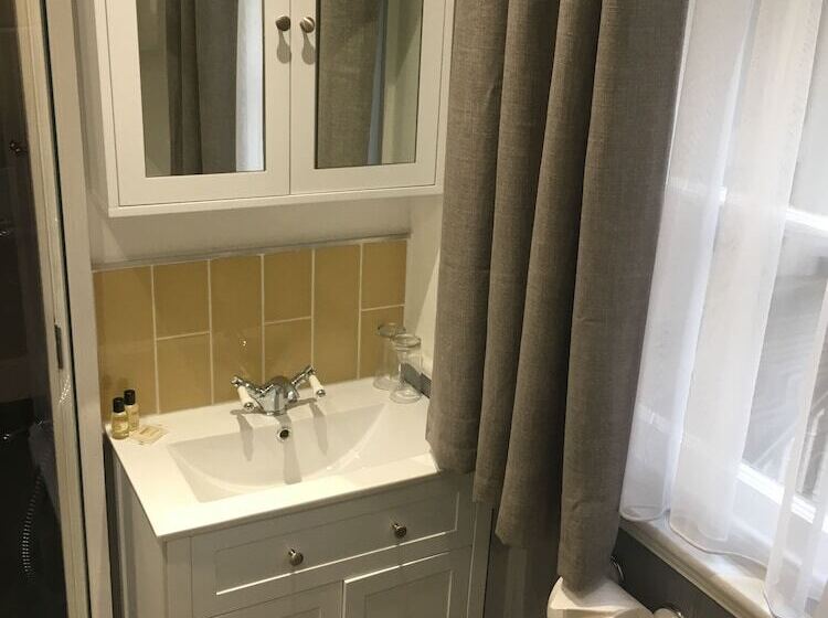 חדר משפחתי, The Star