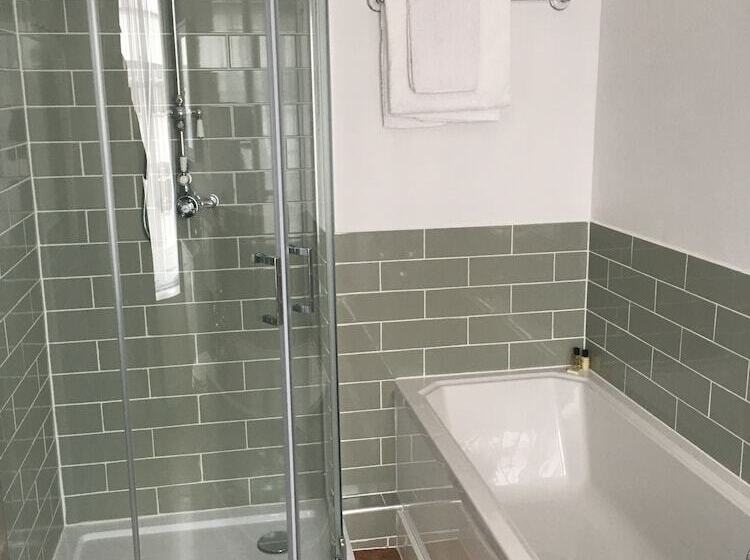 חדר משפחתי, The Star