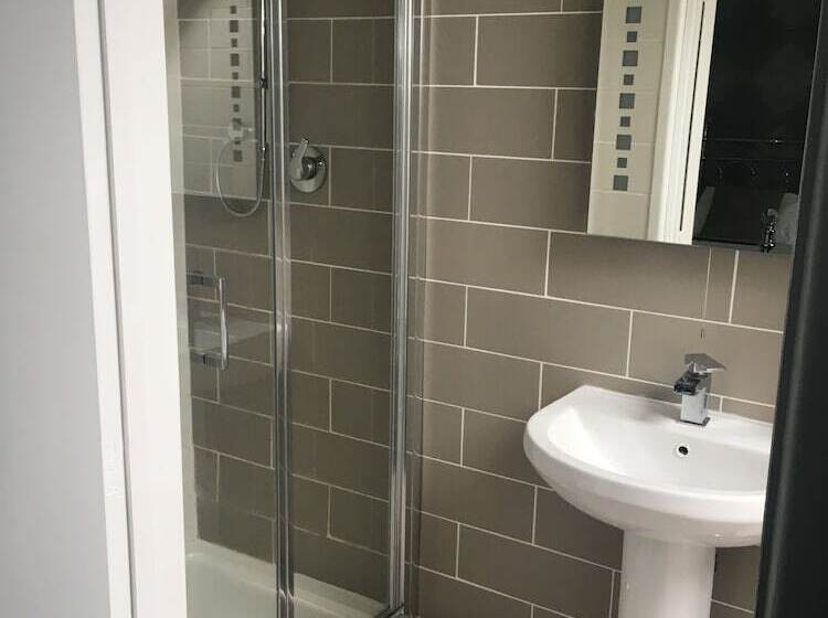 חדר משפחתי, The Star