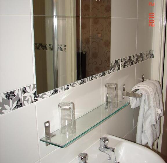 חדר קלאסי לשלושה, The Star