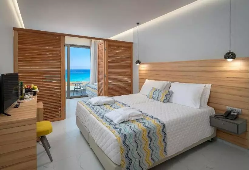 اتاق خانوادگی با چشم‌انداز دریا, Avra Beach Resort