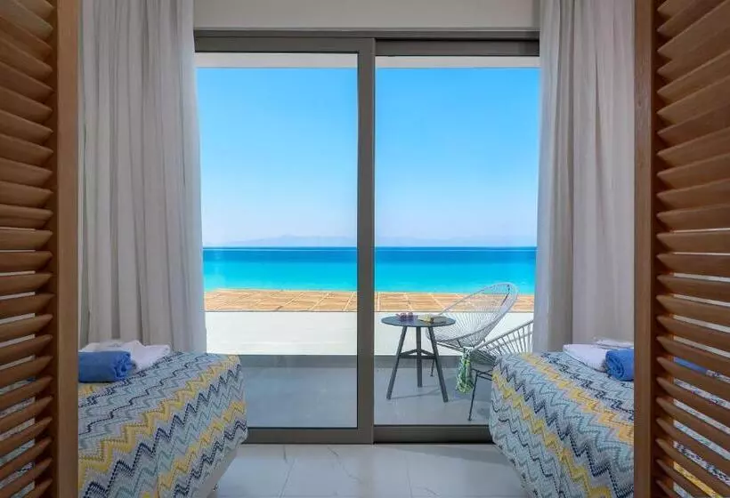 اتاق خانوادگی با چشم‌انداز دریا, Avra Beach Resort
