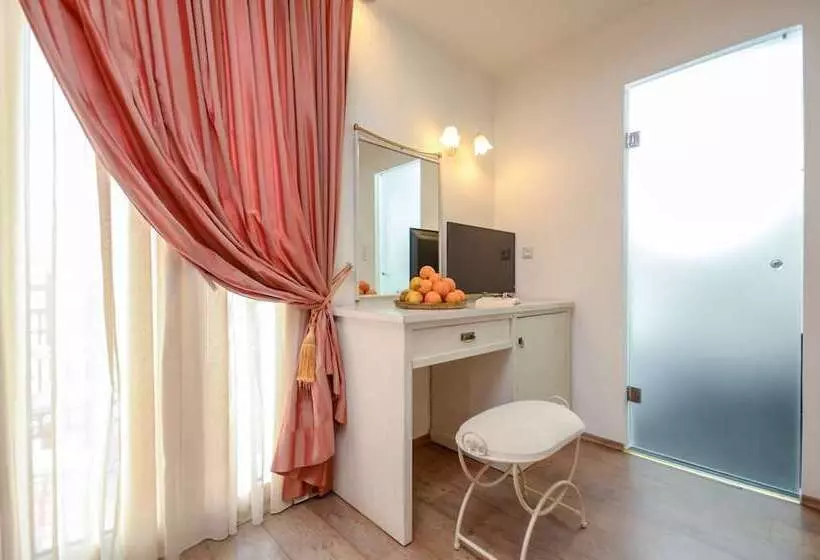 سوییت جونیور, Aeolis Boutique