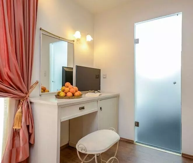 سوییت جونیور, Aeolis Boutique