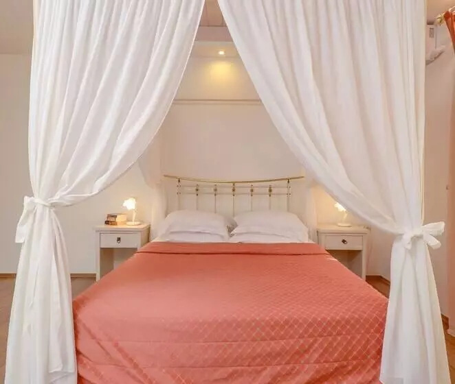 سوییت جونیور, Aeolis Boutique