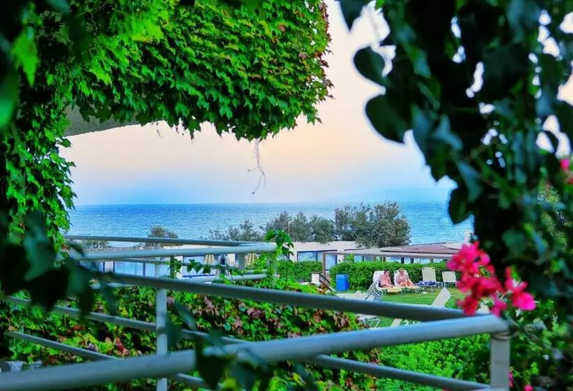 ガーデンビュースタンダードルーム, Apollonia Beach Resort & Spa
