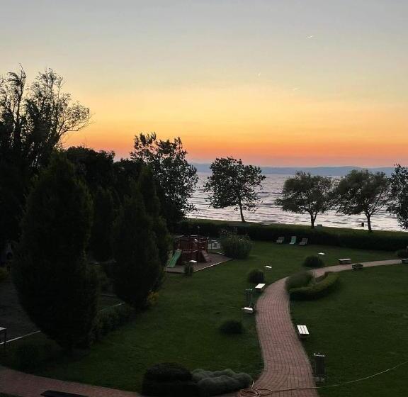 Standard studio with lake view, Aranyhíd Apartman