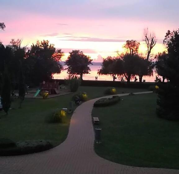 غرفة قياسية ثلاثية مزودة بشرفة, Aranyhíd Apartman