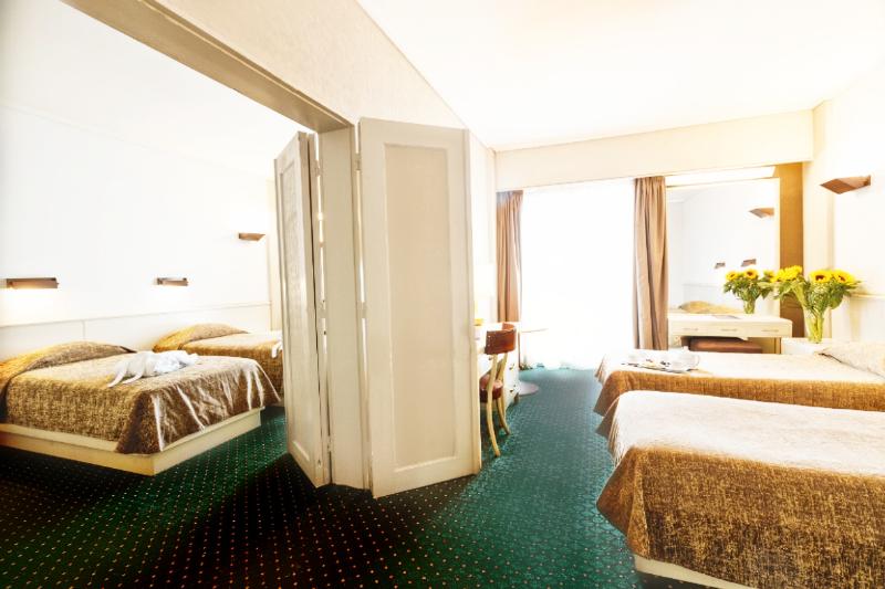 اتاق خانوادگی با چشم‌انداز کوه, Astir Patras