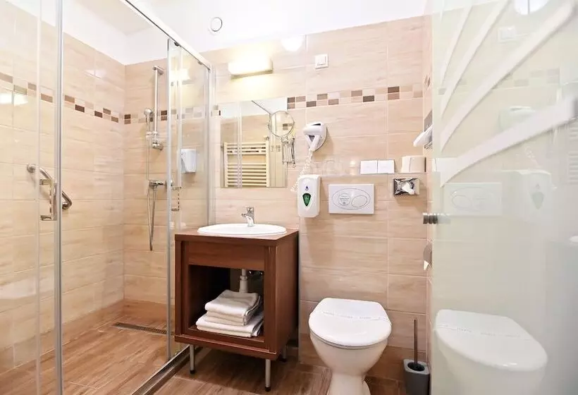 Standard Yhden Hengen Huone, Eger & Park