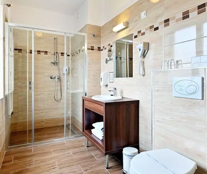 Standard Yhden Hengen Huone, Eger & Park