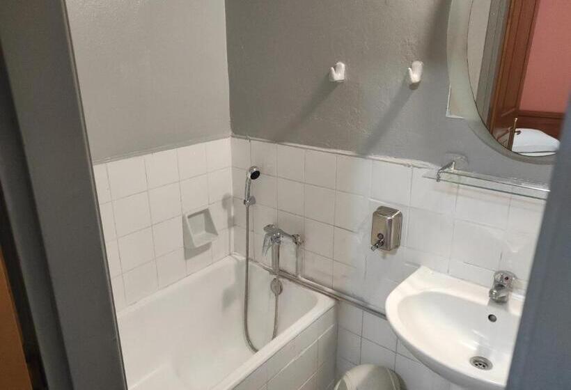 חדר אקונומי לשלושה, Lido