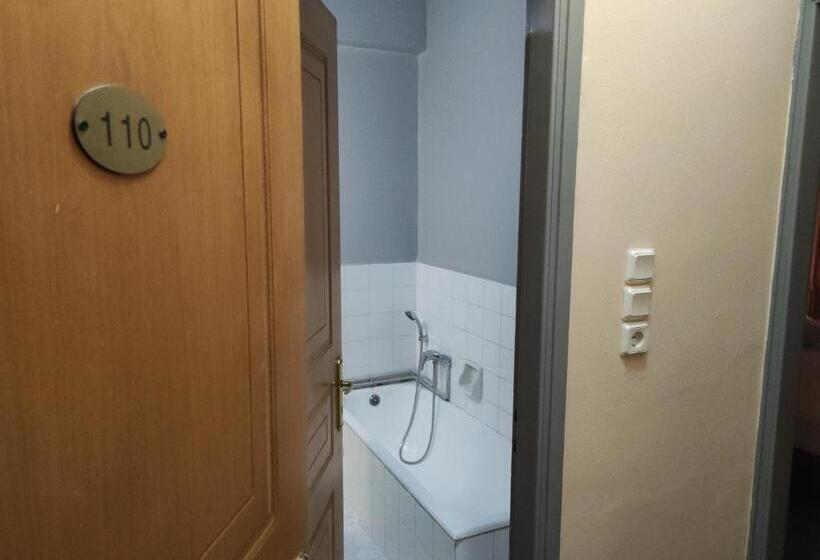 חדר אקונומי לשלושה, Lido