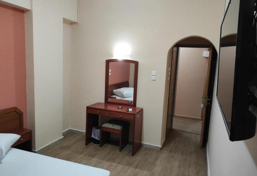 חדר אקונומי לשלושה, Lido