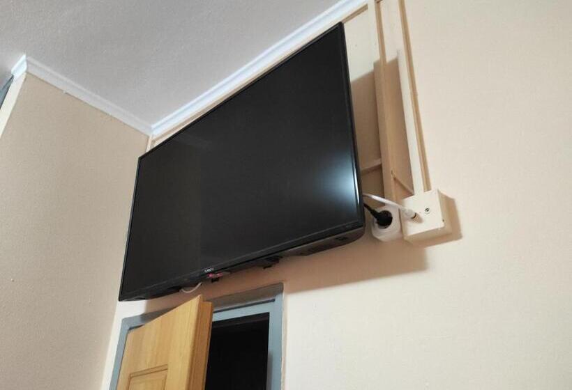 חדר אקונומי לשלושה, Lido