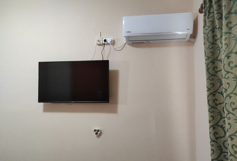 חדר אקונומי לשלושה, Lido