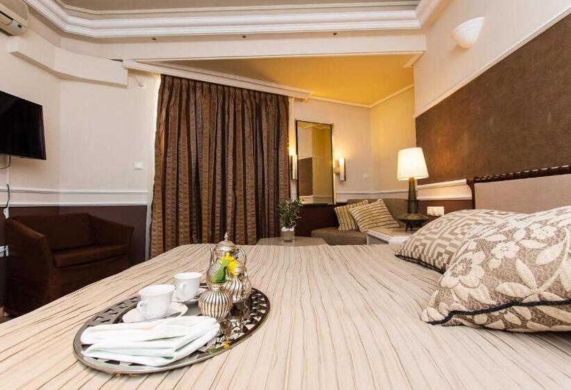 Номер Стандарт Вид на Бассейн, Mati