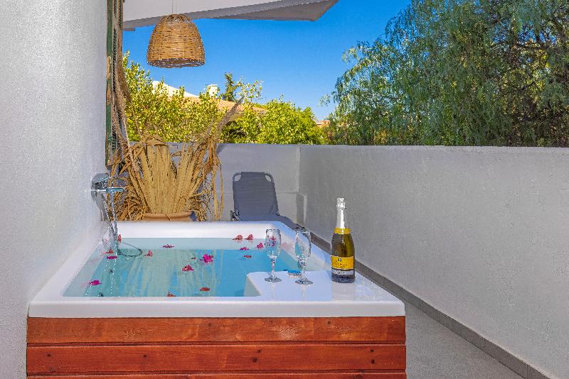 غرفة قياسية مزوَّدة بجاكوزي, Nathalie