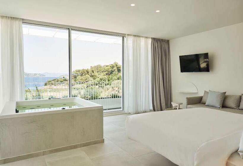 جناح مطلّ علي البحر مزود بجاكوزى, Radisson Resort Plaza Skiathos