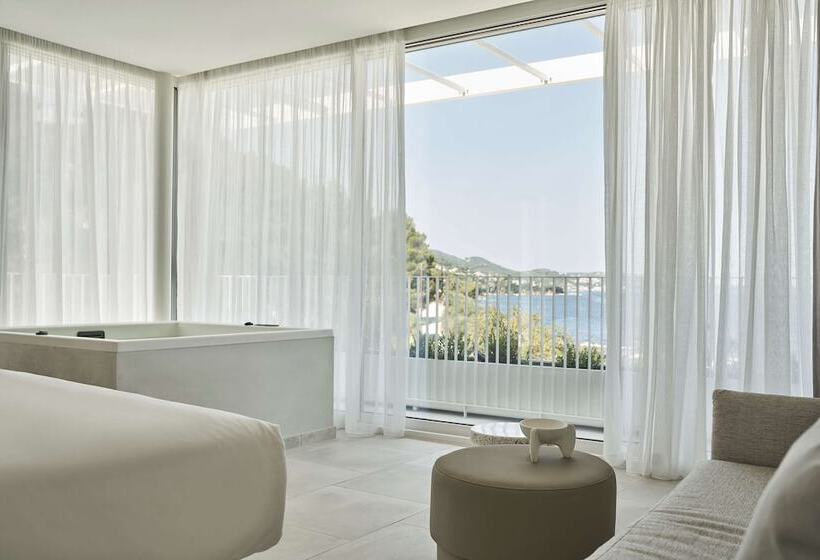 جناح مطلّ علي البحر مزود بجاكوزى, Radisson Resort Plaza Skiathos