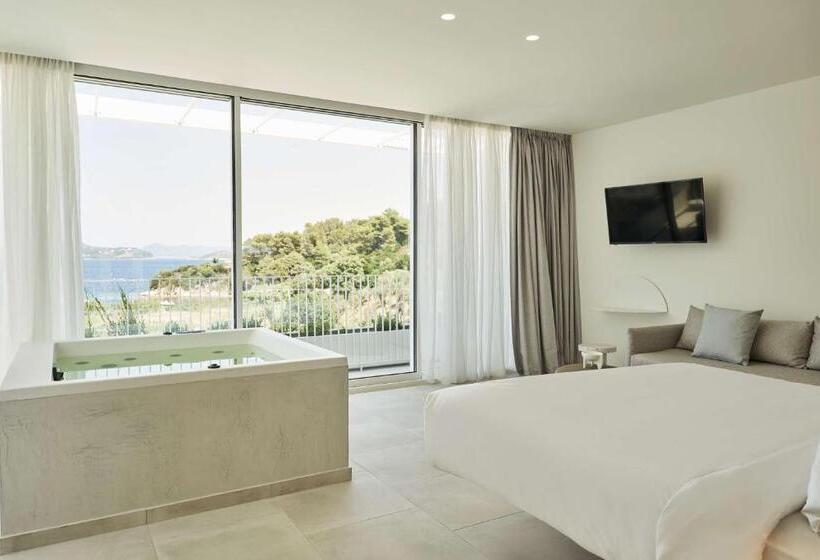 جناح مطلّ علي البحر مزود بجاكوزى, Radisson Resort Plaza Skiathos