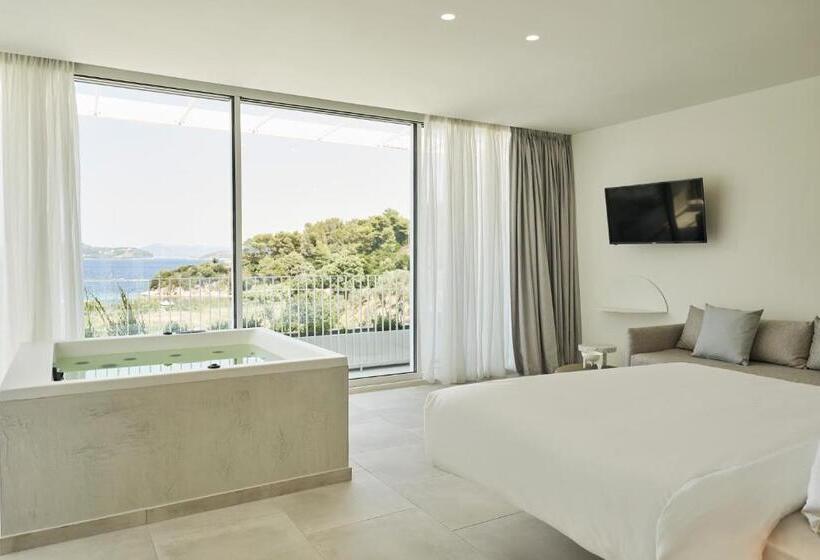 جناح مطلّ علي البحر مزود بجاكوزى, Radisson Resort Plaza Skiathos