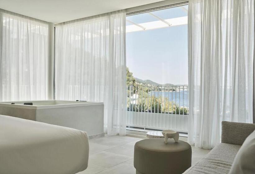 جناح مطلّ علي البحر مزود بجاكوزى, Radisson Resort Plaza Skiathos