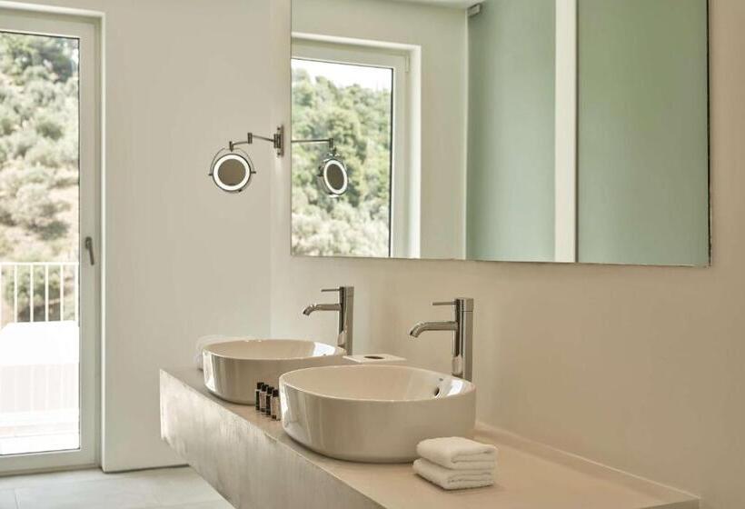 جناح مطلّ علي البحر مزود بجاكوزى, Radisson Resort Plaza Skiathos