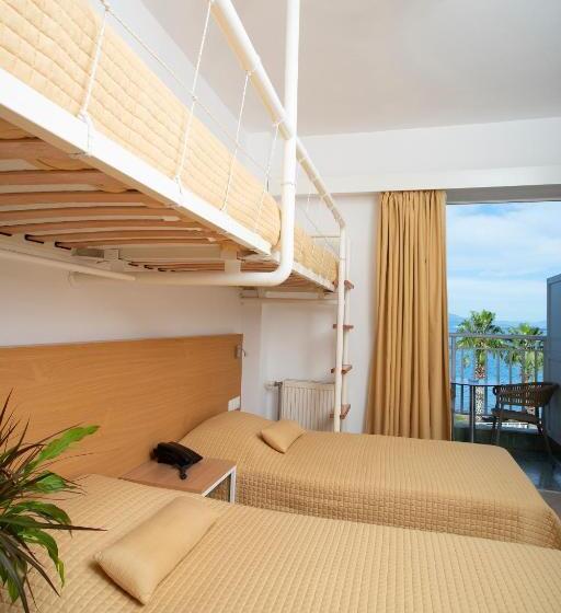 חדר משפחתי נוף לים, Sissy