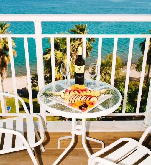 חדר משפחתי נוף לים, Sissy