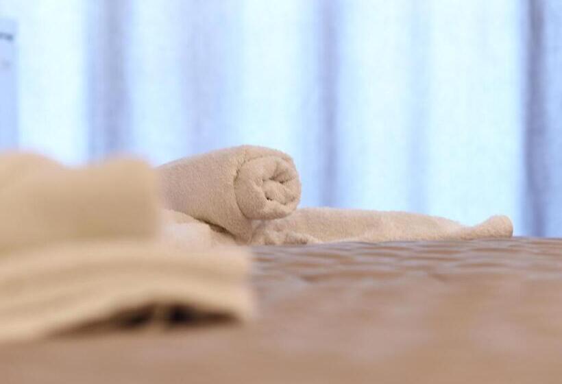 标准三人间, Solon