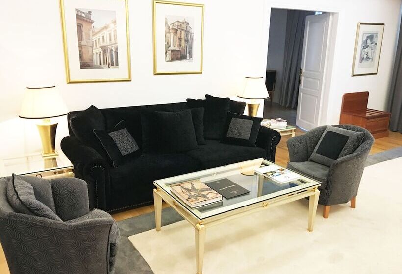 סוויטה אקזקיוטיב, Theoxenia Palace