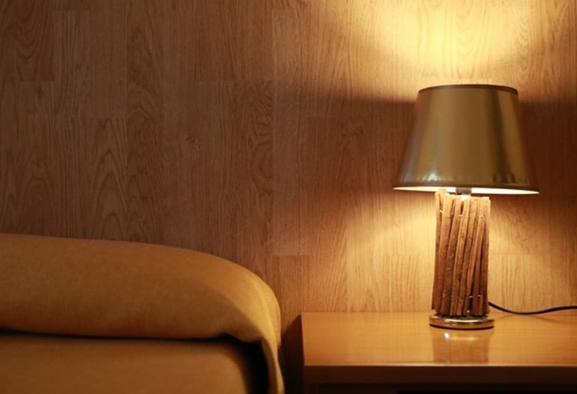 غرفة قياسية ثلاثية, Al Posta