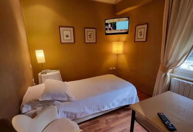 Standard Yhden Hengen Huone, Albergo Trieste