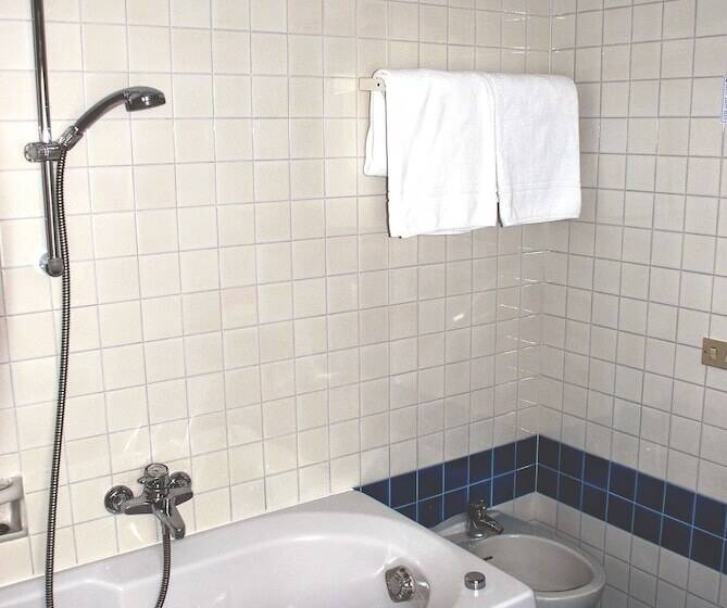 标准单人间, De La Poste