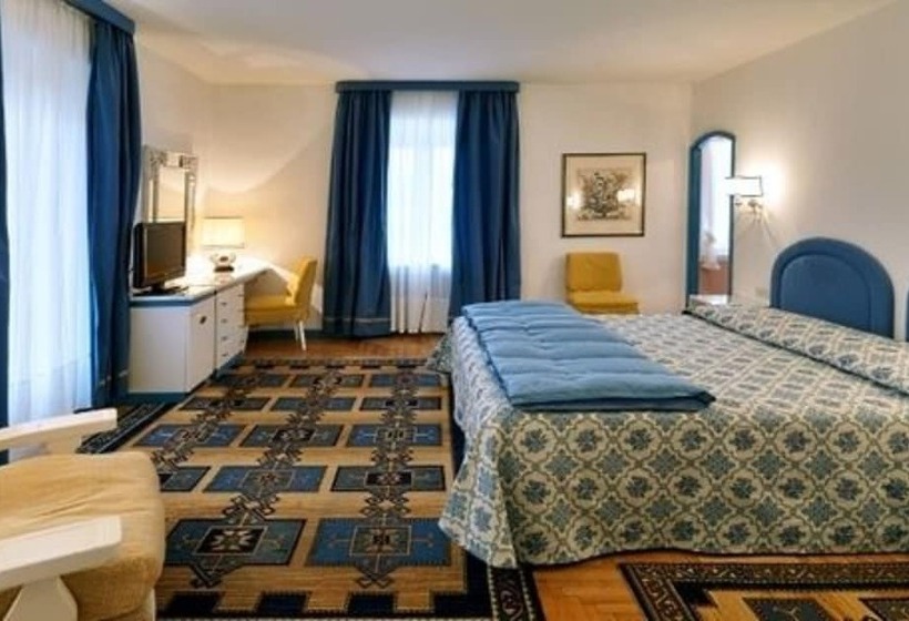 高级大房间, De La Poste